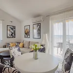 Chill 4 Real Sea View Daire Mandre